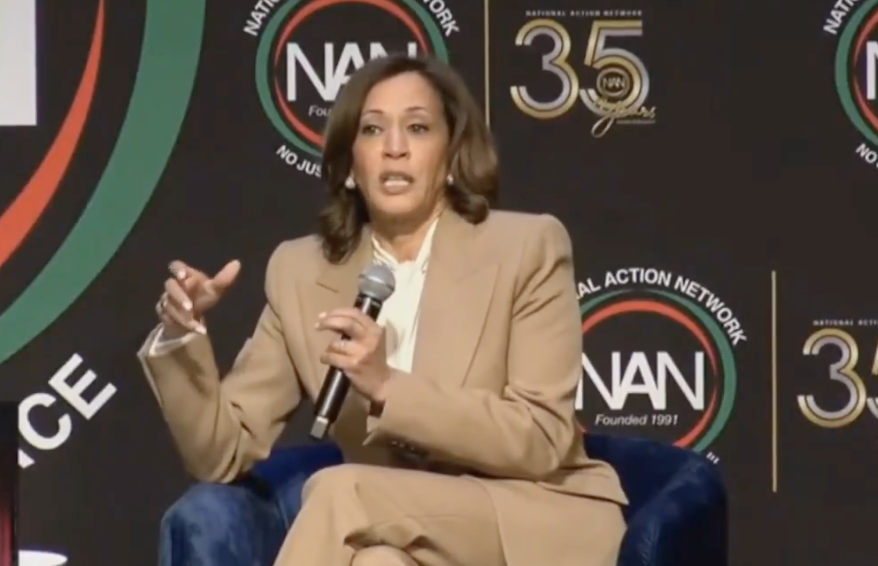 BEKIJK: Kamala Harris onthult vreemd nieuw accent in gênante imitatie van Trump