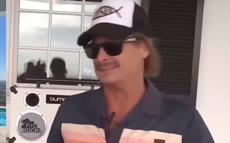 Bekijk: Kid Rock doorboort de Woke Mob die verontwaardigd was over Apache-helikopterpiloten die in de buurt van zijn huis zweefden in Cool Incident.