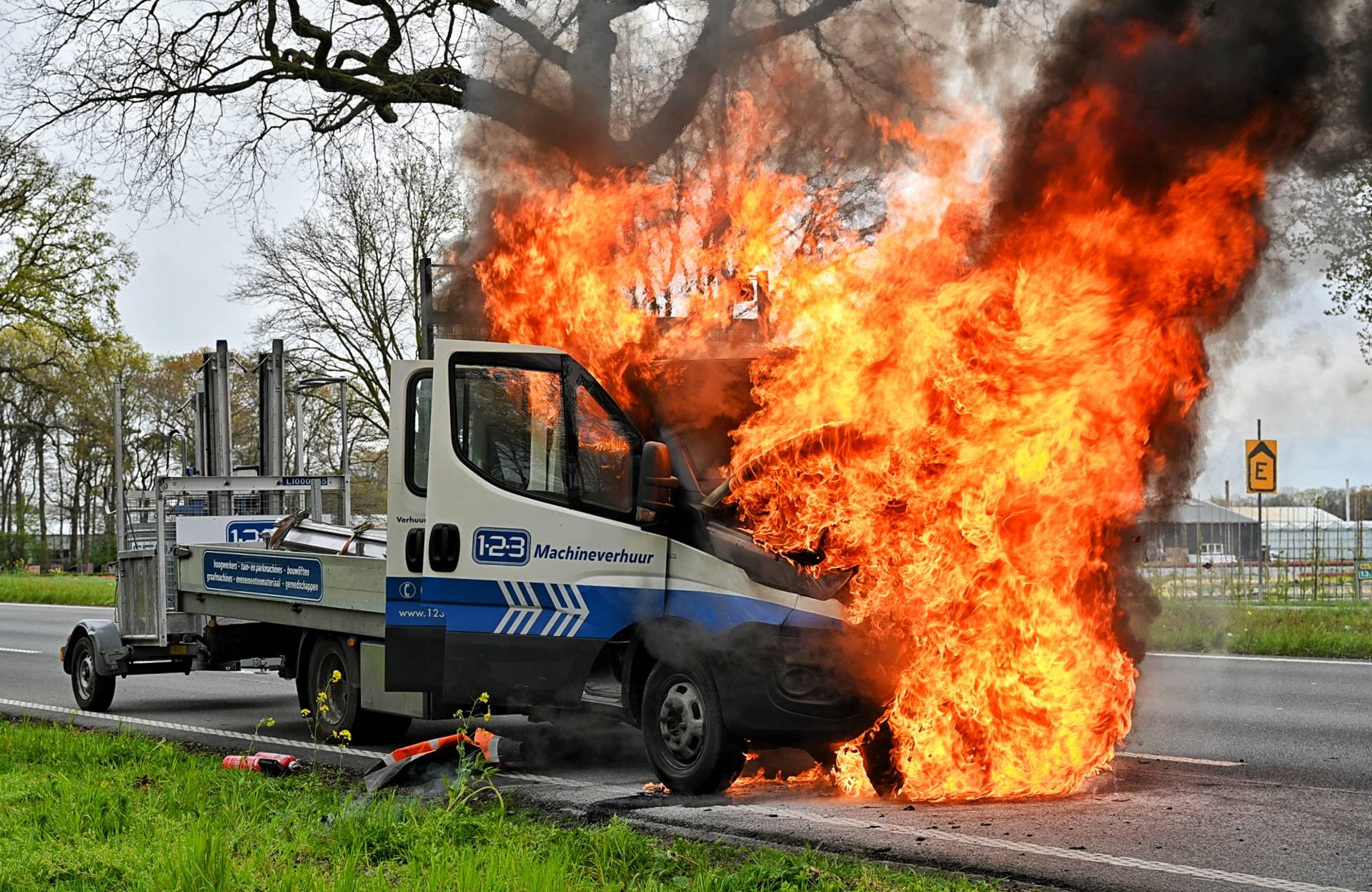 Bestelbus vliegt in brand na tanken verkeerde brandstof