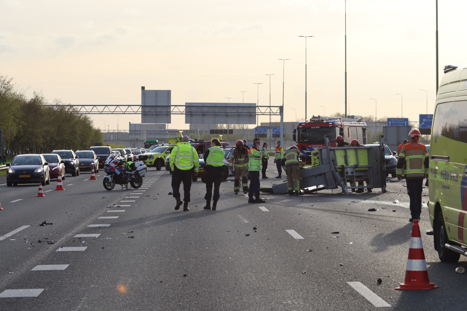 Bestuurder naar ziekenhuis na botsing met pijlwagen