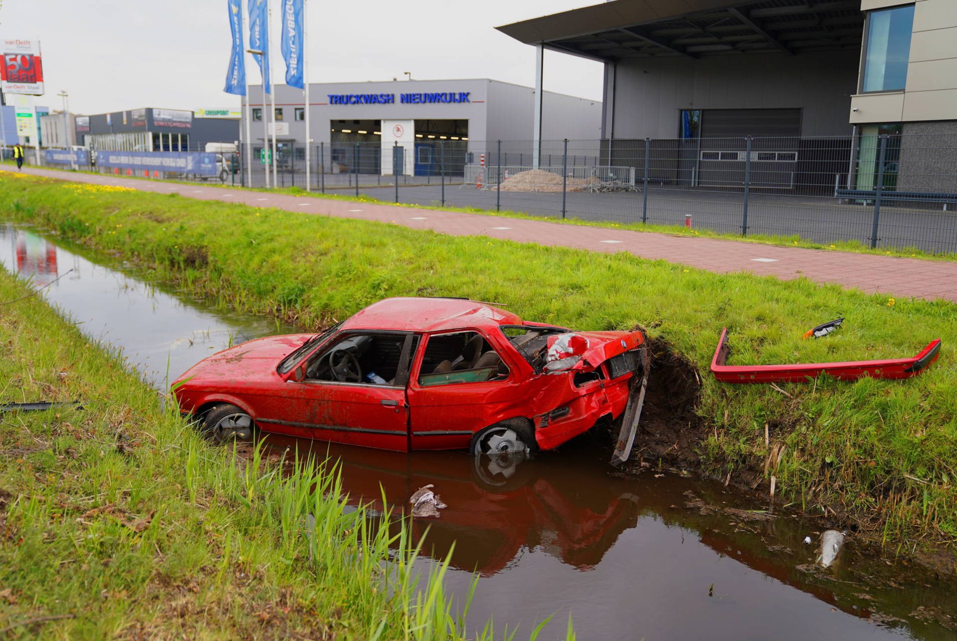 Bestuurder raakt gewond bij ongeval, auto belandt in sloot