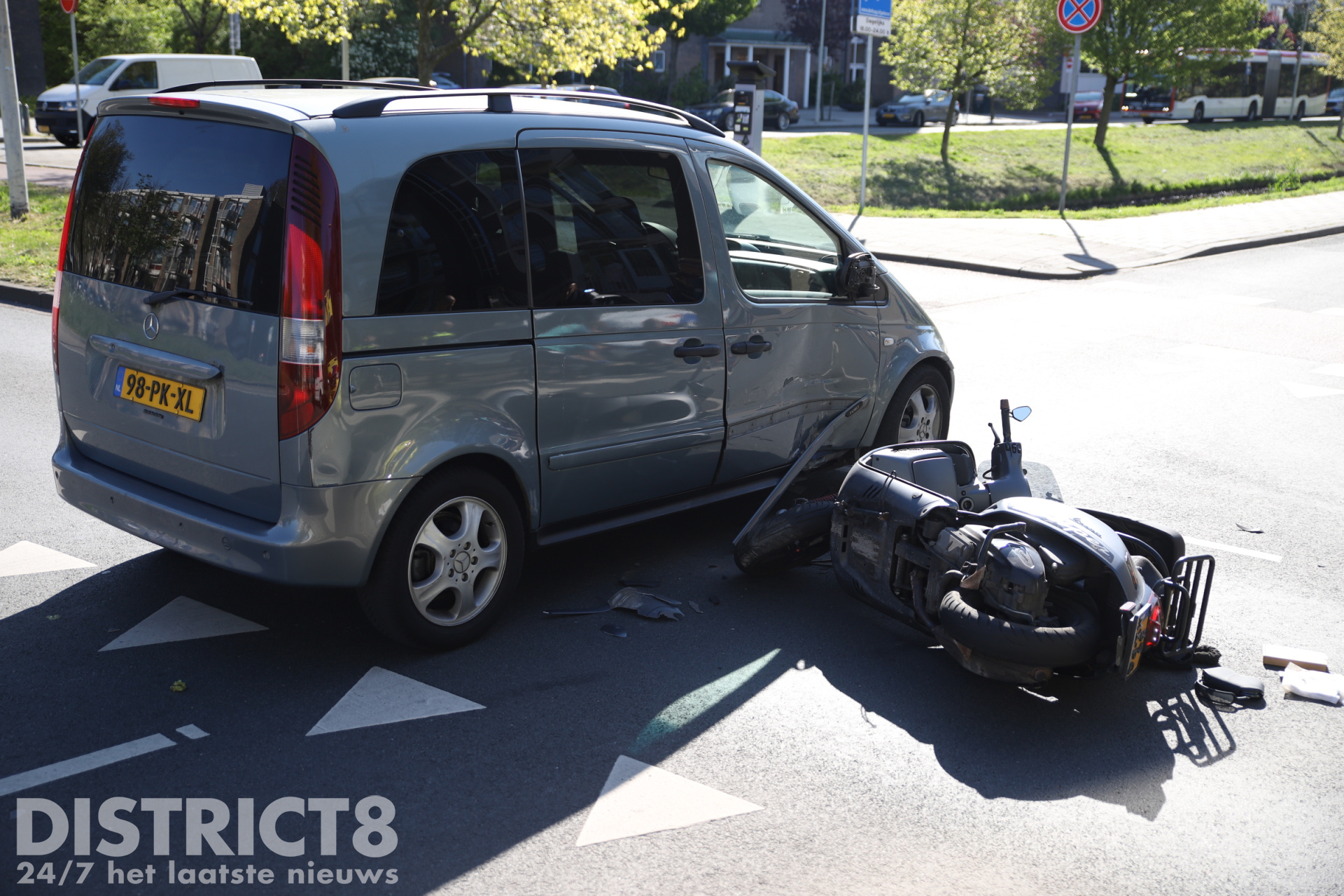 Bestuurder van motorscooter gewond na aanrijding met auto Meppelweg Den Haag