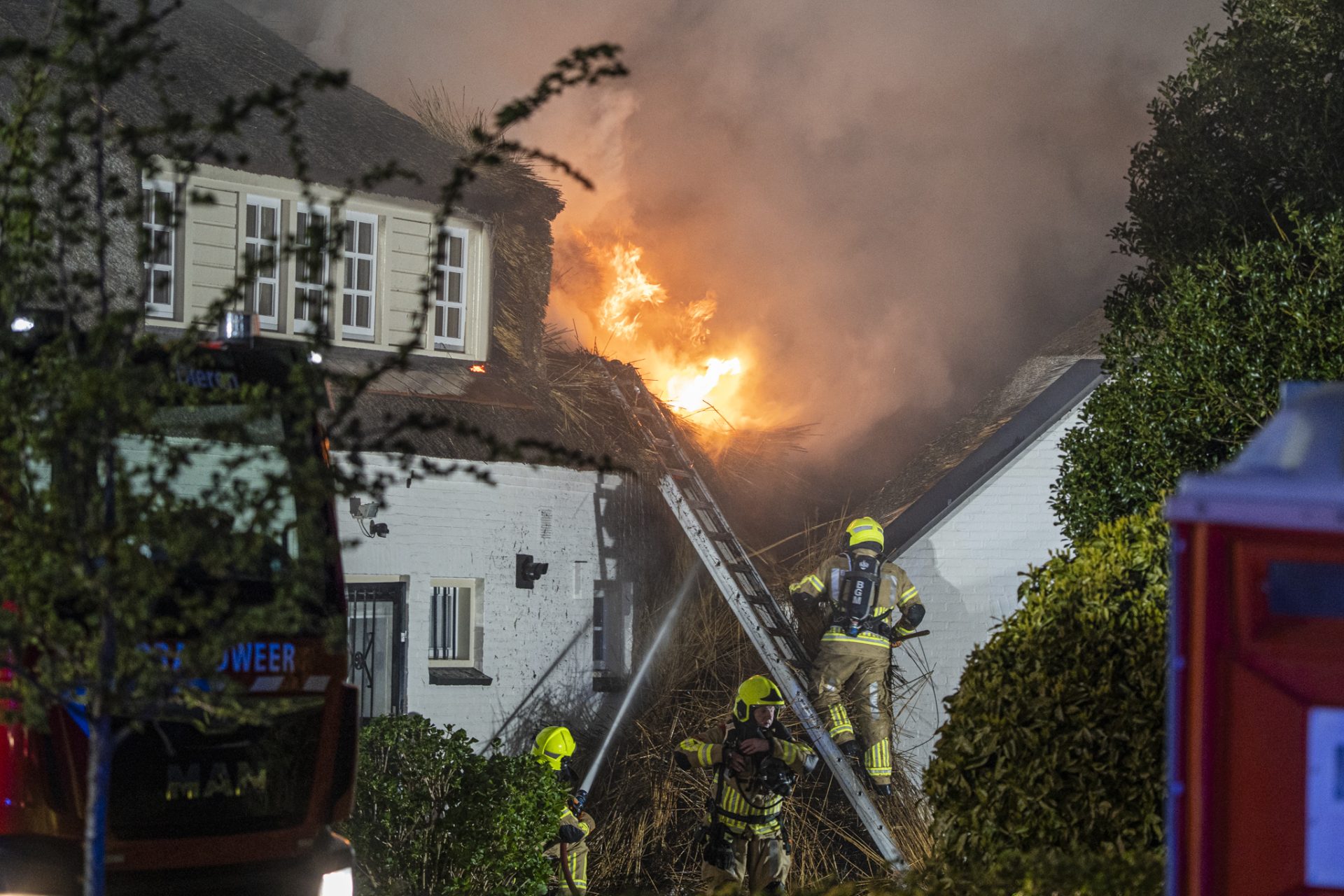 Blikseminslag veroorzaakt grote brand bij woning met rieten kap