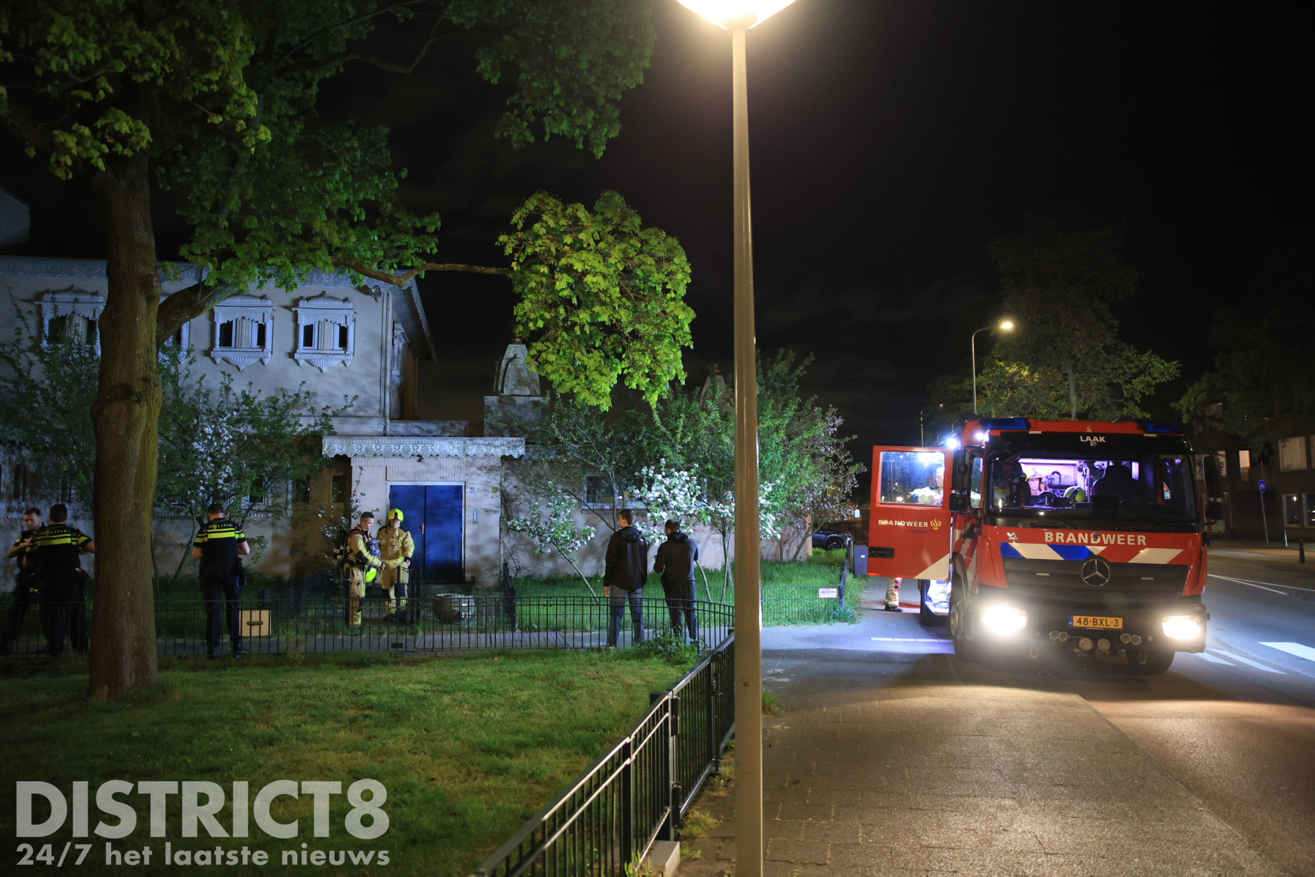 Brand gesticht bij deuren van Hindoestaanse tempel Alberdingk Thijmplein Den Haag