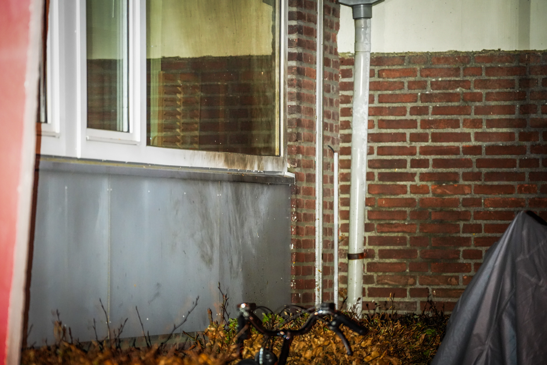 Brandbom afgestoken bij flat, politie onderzoekt explosie