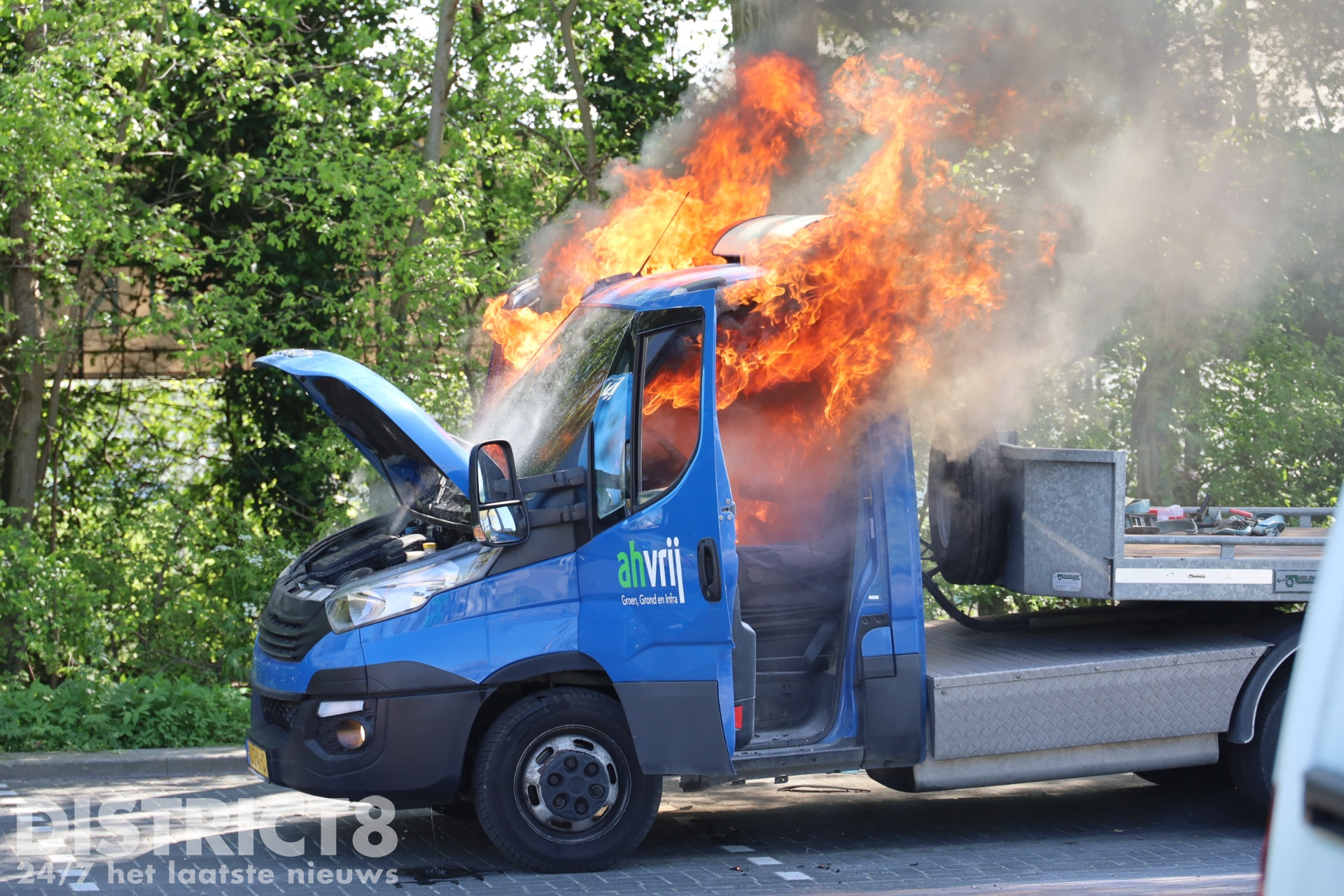 Brandweer blust felle brand in cabine van bedrijfswagen Hoogwerf Naaldwijk