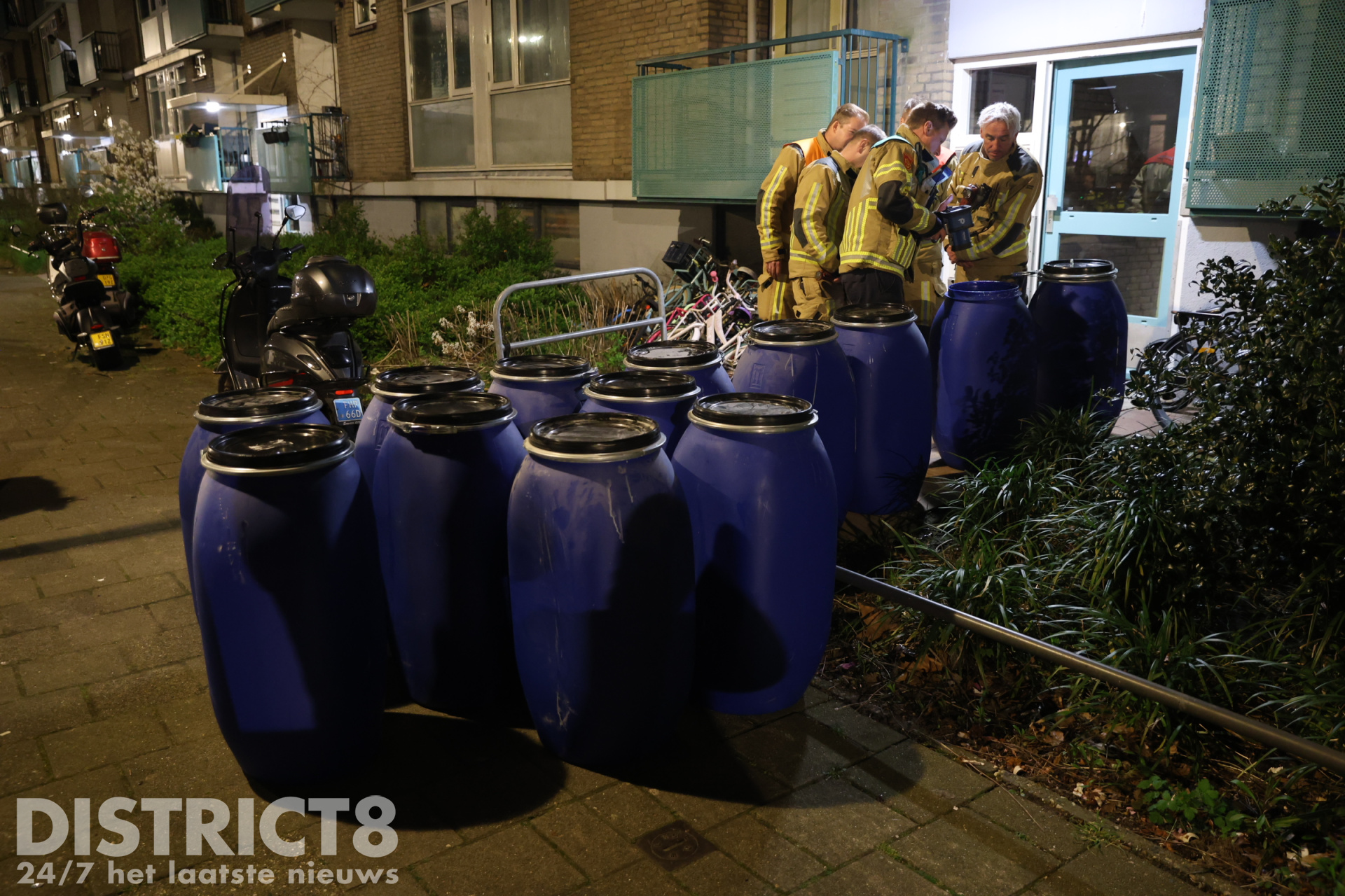 Brandweer en politie doen onderzoek na vondst van vaten in keldergang Wantsnijdersgaarde Den Haag