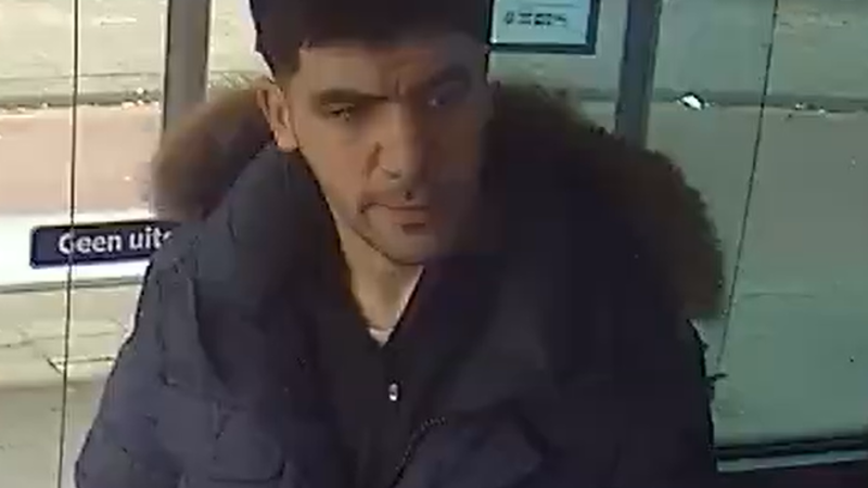 Buschauffeur word mishandeld in bus door passagier; wie is deze man?
