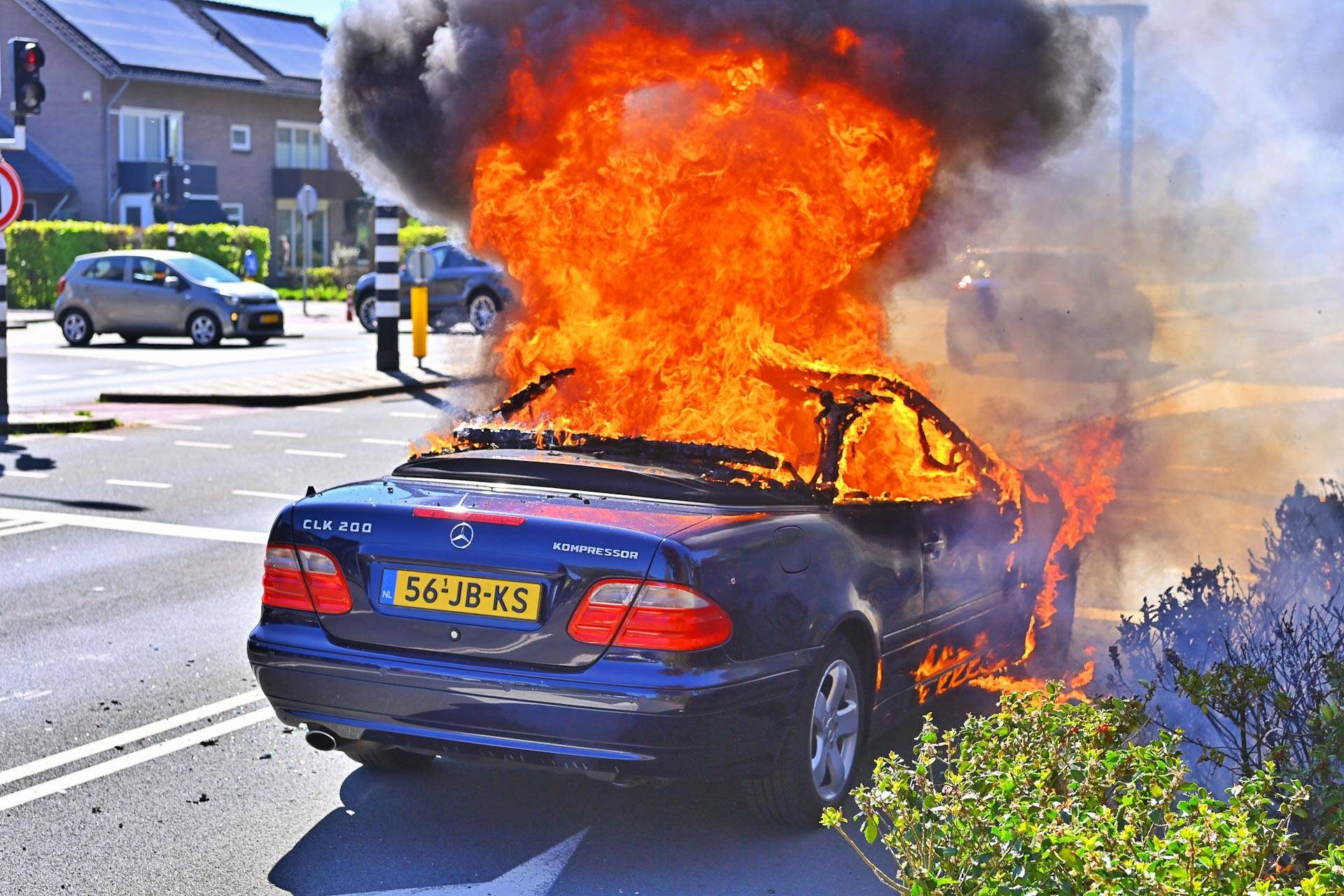 Cabrio vliegt spontaan in brand voor de verkeerslichten