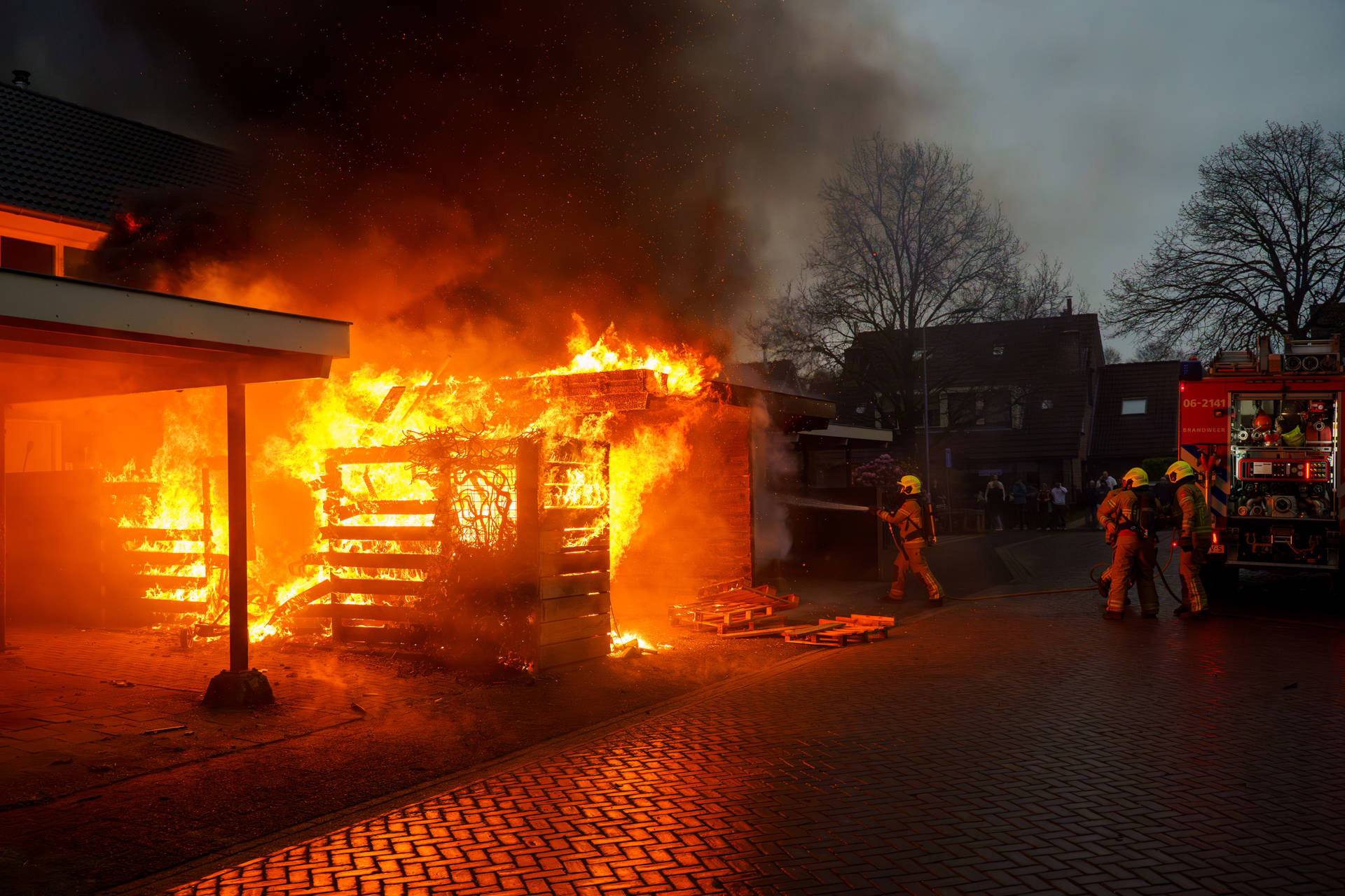 Carport en schutting volledig in vlammen op