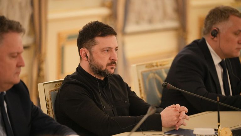 Cynischer wordt het niet: president Zelensky krijgt vrijheidsprijs van Hugo “lockdown” de Jonge.