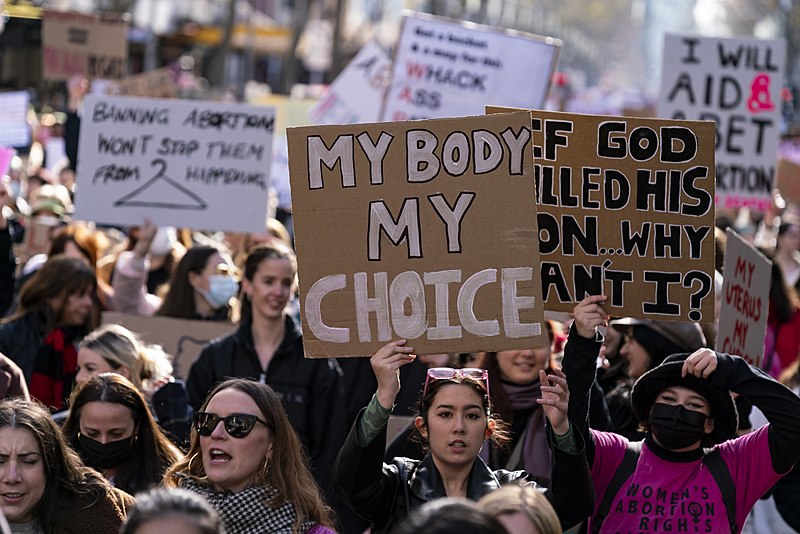 Democratische overheidsfunctionaris gearresteerd voor aanval op Trump-ondersteunende veteraan tijdens "Geen Koningen" protest.