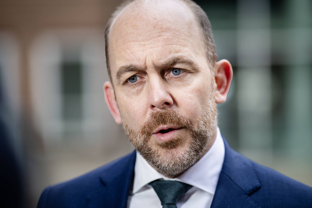 Dictatuur in Den Haag: asielminister trekt de dwangkaart voor weigerende gemeenten.