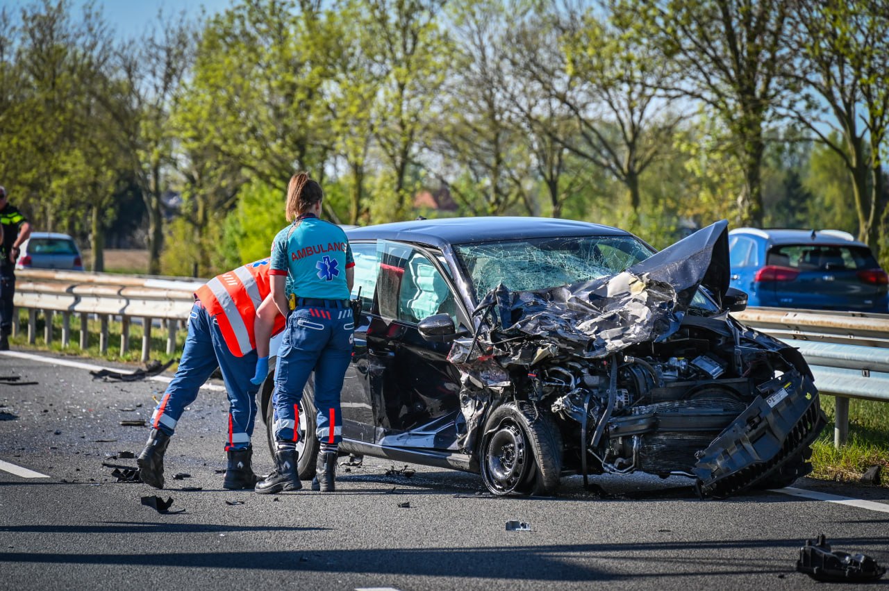 Dode bij ernstige kettingbotsing met 7 voertuigen op snelweg