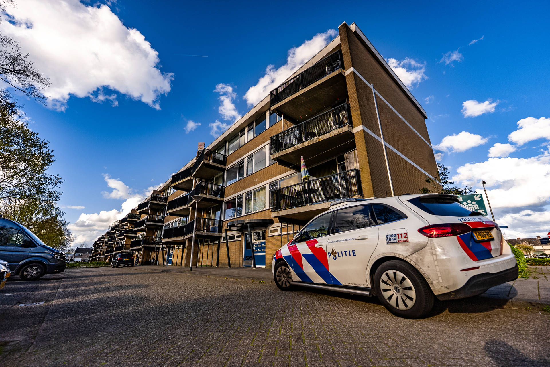 Dode in woning, baby vervoerd naar het ziekenhuis