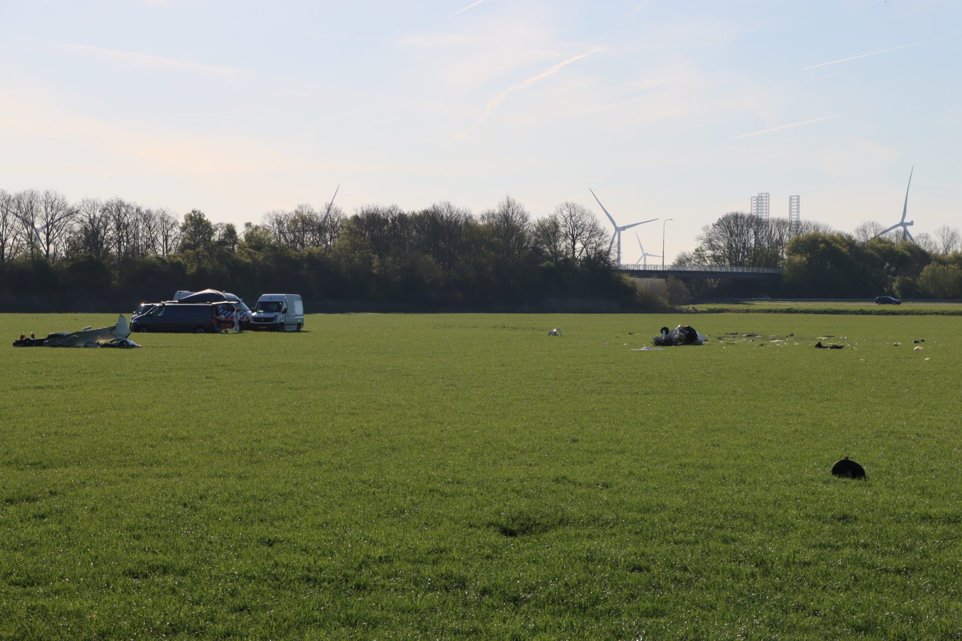 Dode nadat sportvliegtuig neerstort naast snelweg
