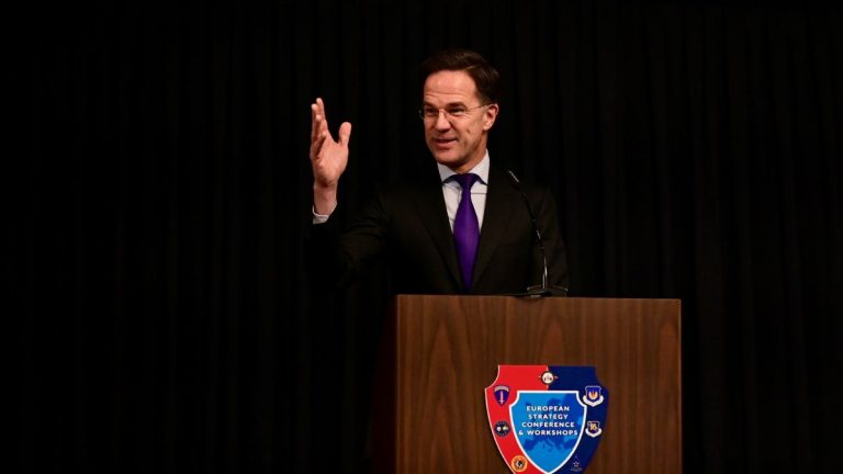 Eerste Kamerlid onthult tussen neus en lippen door: Rutte (be)dreigde senatoren.