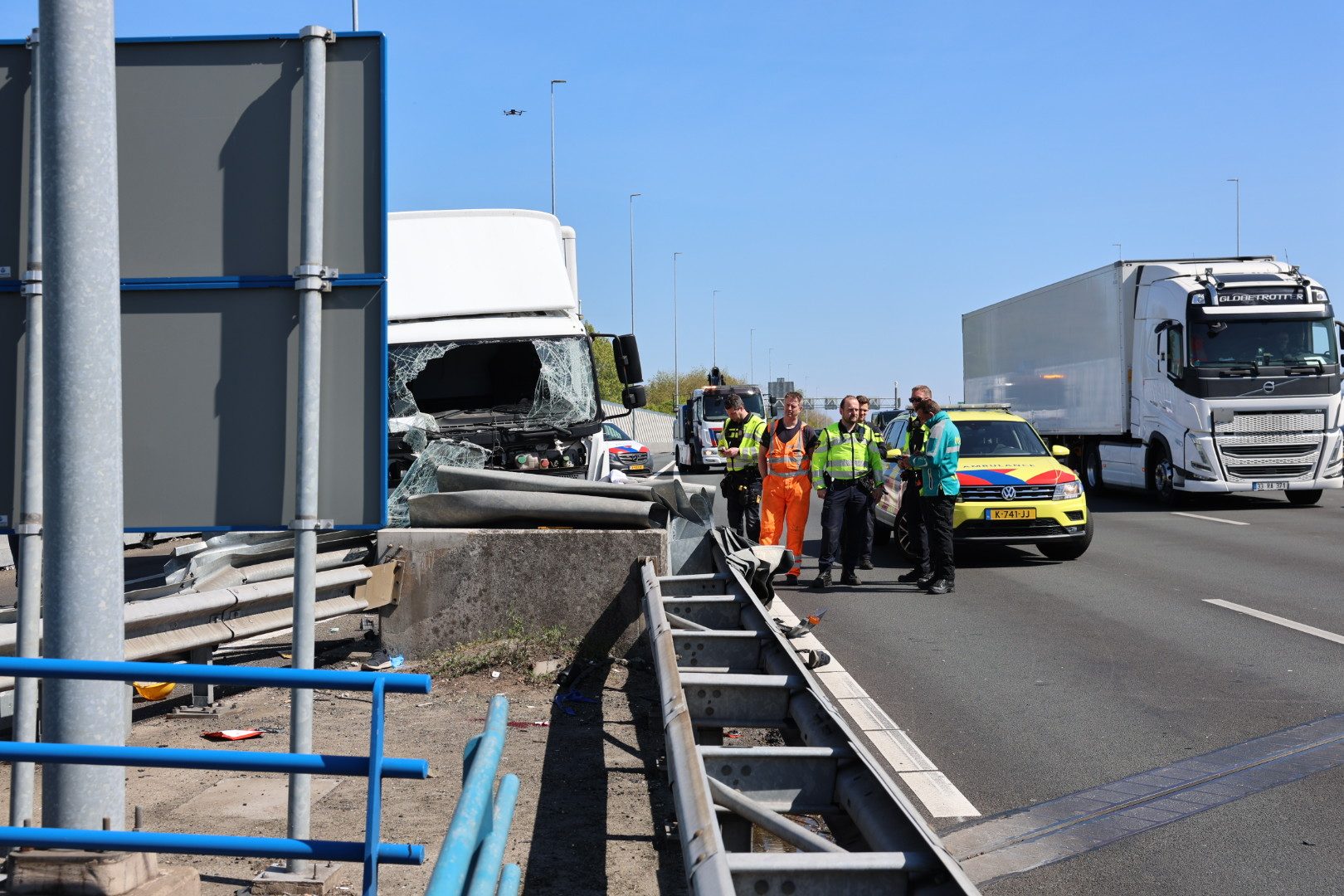 Ernstig ongeval met vrachtwagen bij afrit van snelweg