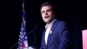 Ex-congreslid deelt opmerkelijke claims over hybride voortplantingsprogramma’s en ‘niet-menselijk biologisch materiaal’.