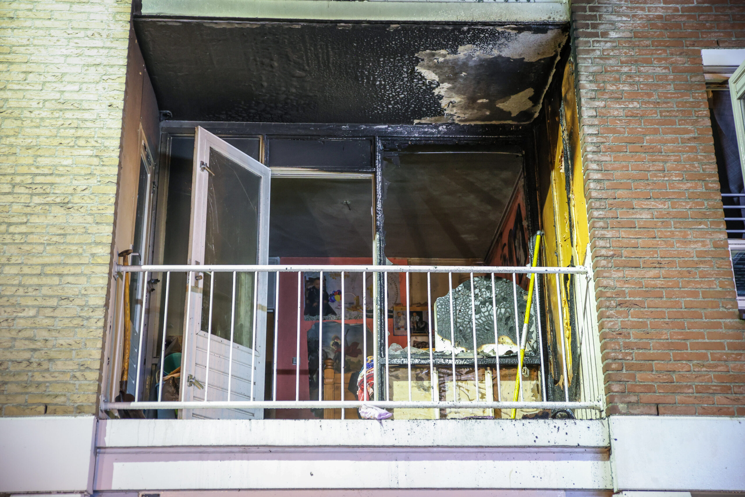 Explosie veroorzaakt brand in flatwoning, bewoners tijdelijk ontruimd