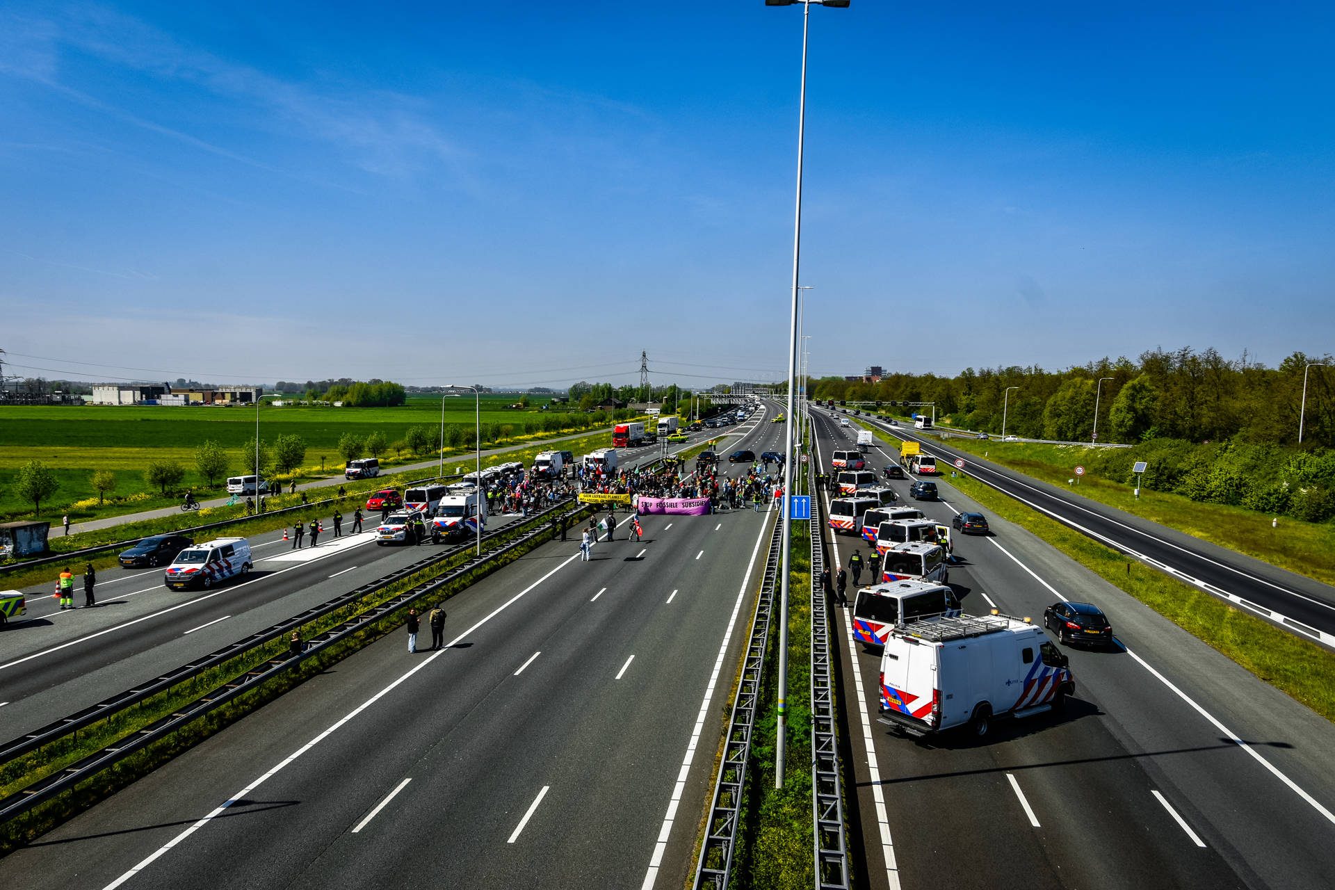 Extinction Rebellion blokkeert snelweg: Demonstranten blijven volharden