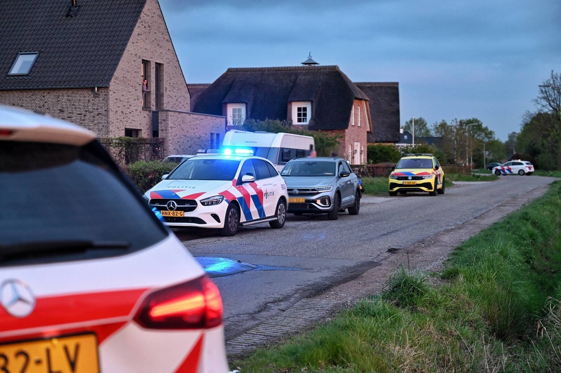 Fietser zwaargewond na botsing met bestelbus