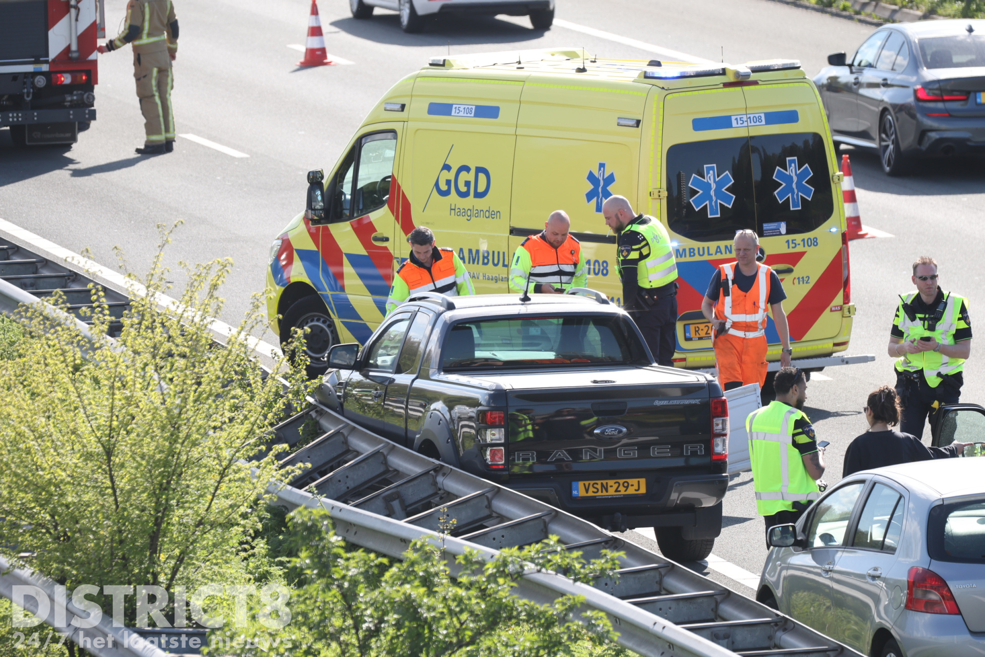 Flinke file na aanrijding waarbij voertuig in vangrail belandt A4 Rijswijk