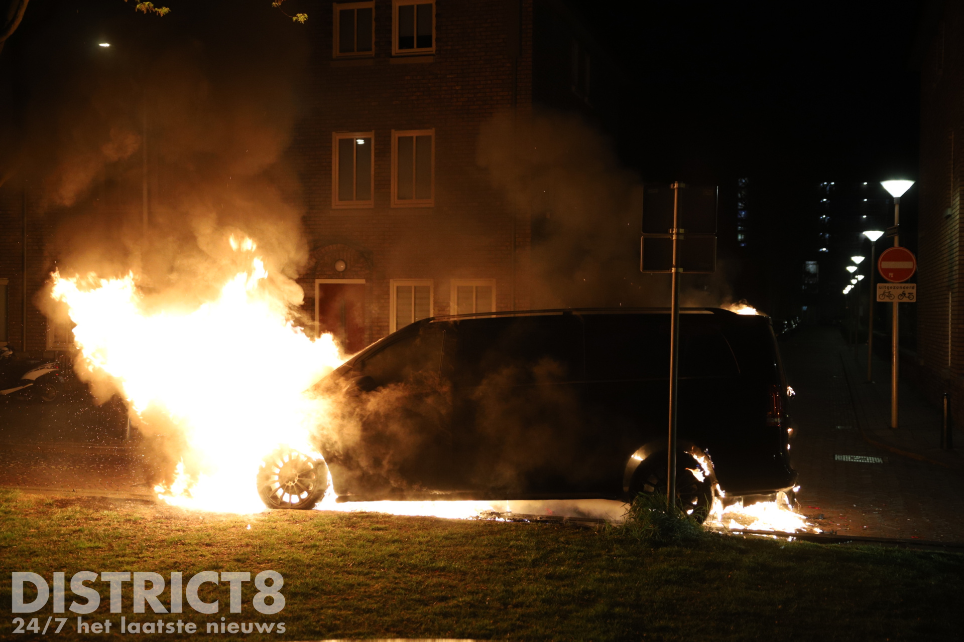 Fout geparkeerd busje brand volledig uit Raaphorstlaan Den Haag