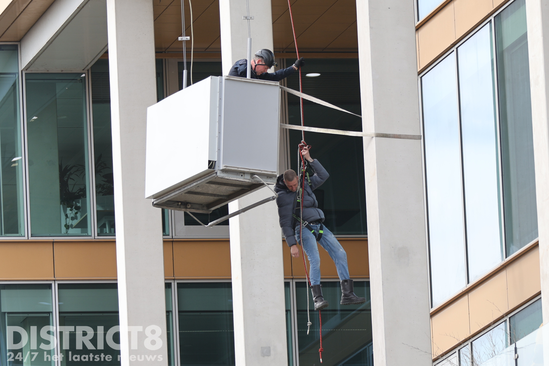 Glazenwasser vast op grote hoogte door storing Lange Kleiweg Rijswijk