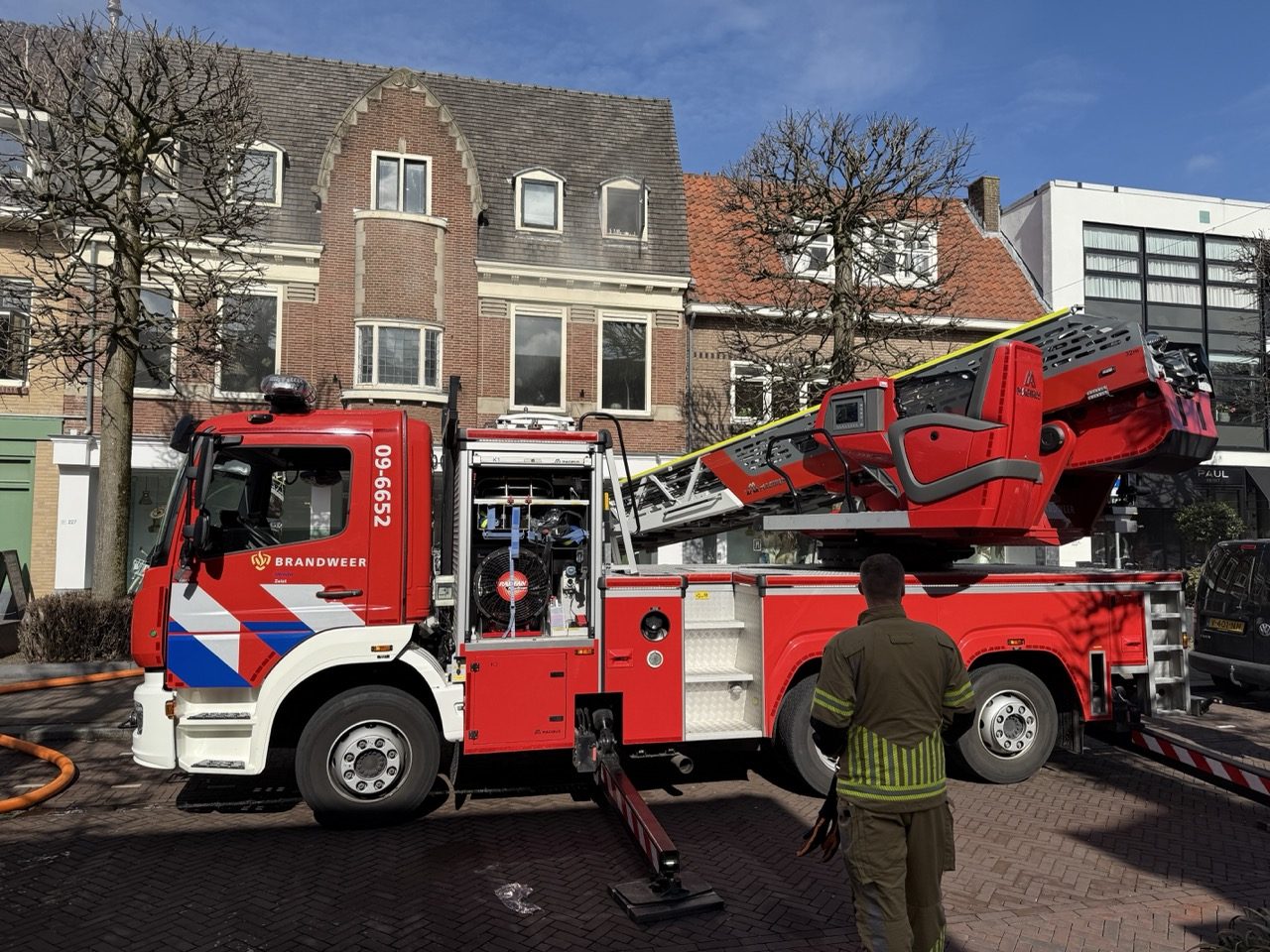 Grote brand in woning boven winkel
