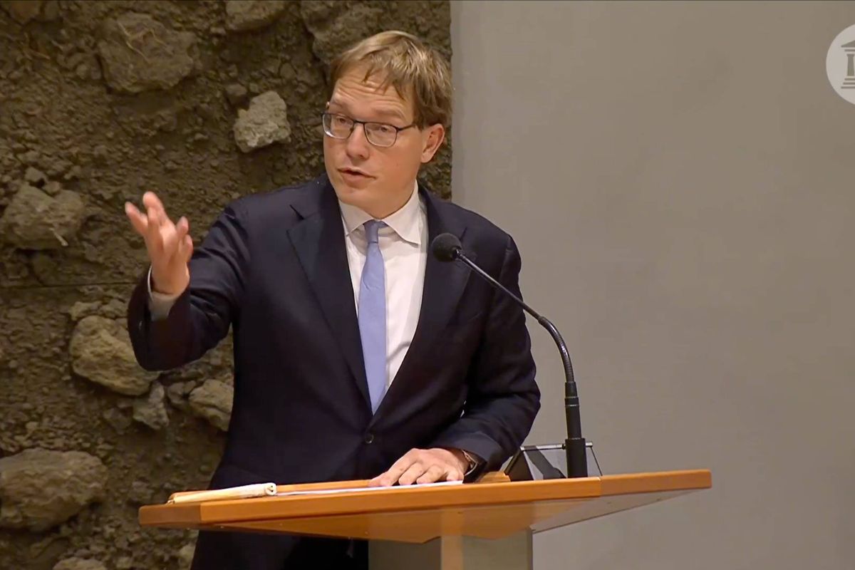 Grote overwinning op woke-terreur: FVD-motie verscheurt bizarre OCW-taalgids die 'Moederdag' wilde verbieden.