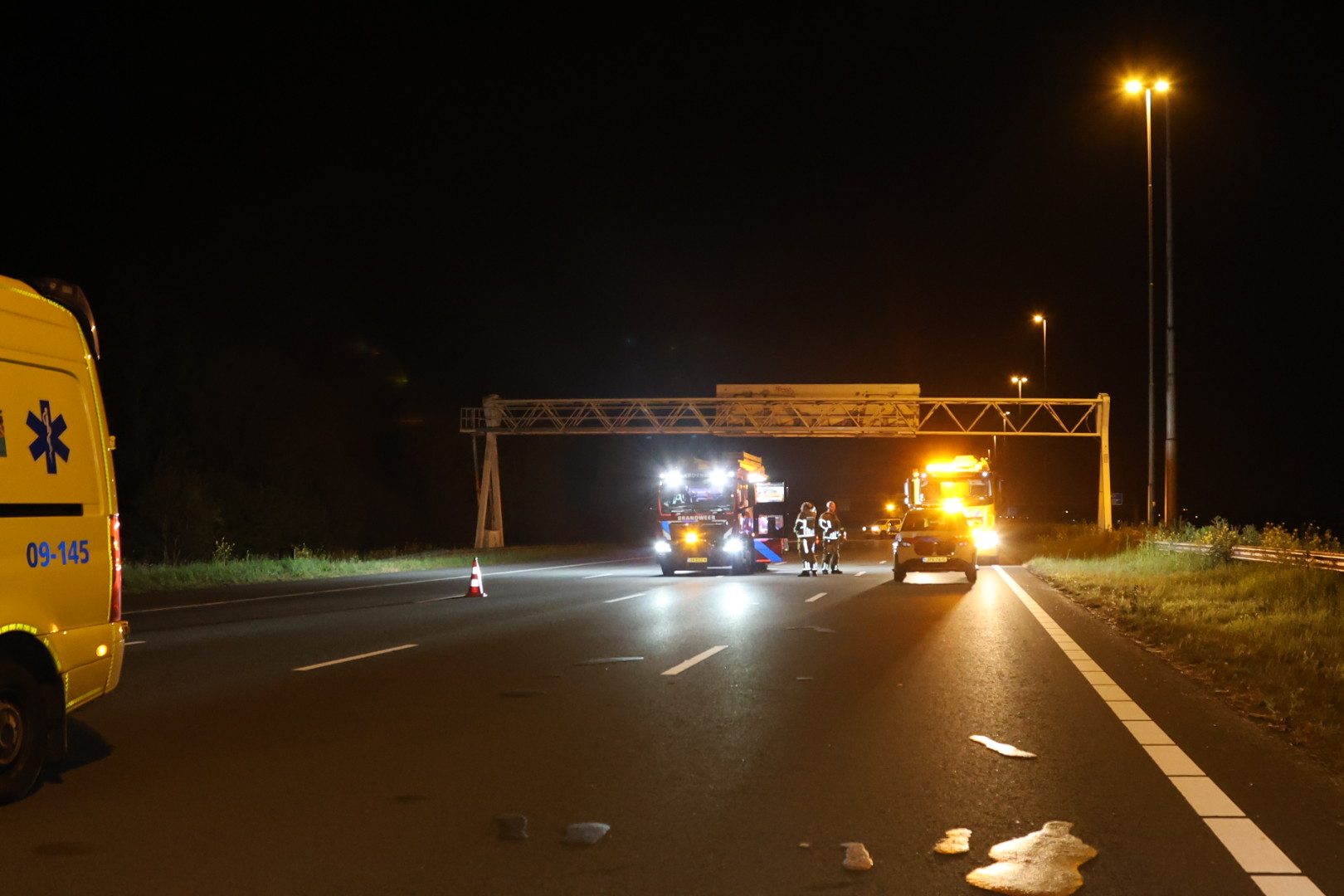 Grote ravage na botsing tegen pijlwagen, bestuurder gewond