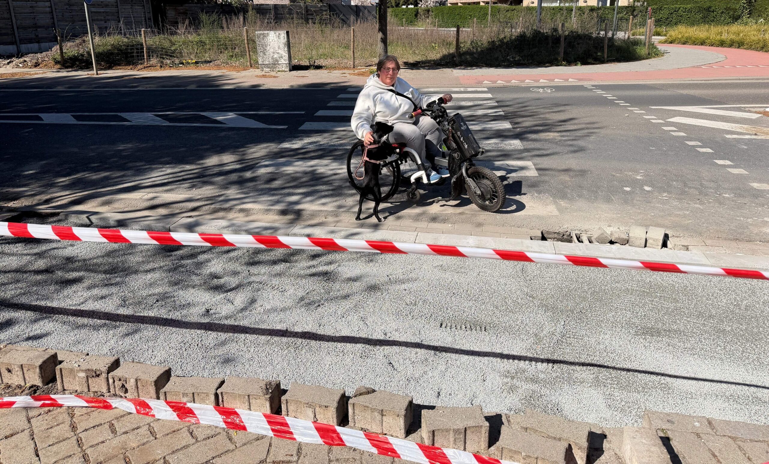 Het deed vroeger “echt pijn”, maar kleine ingreep maakt voetpad nu veel toegankelijker.