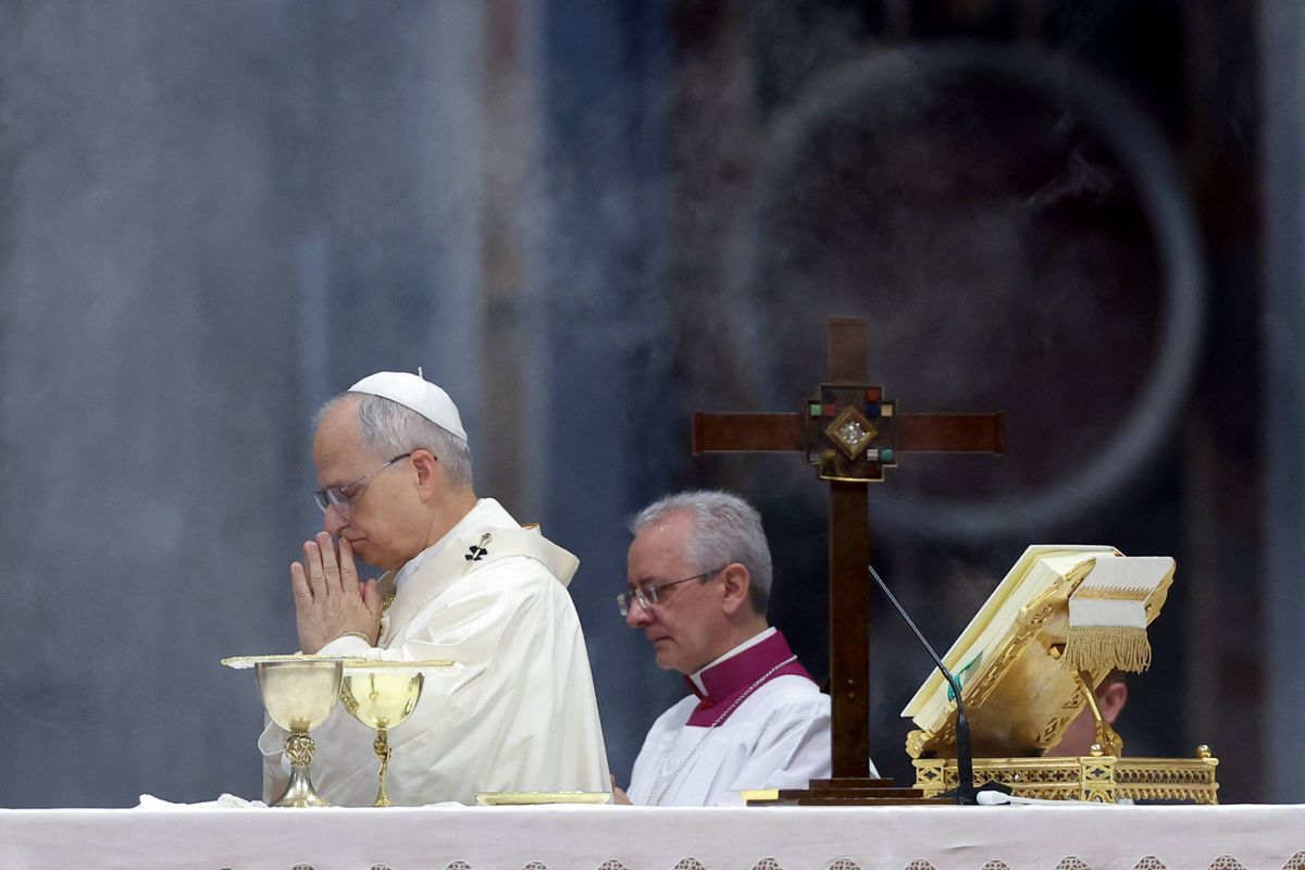 Historische Goede Vrijdag: krachtige Paus Leo XIV draagt zélf het kruis tijdens Kruisweg in Rome.