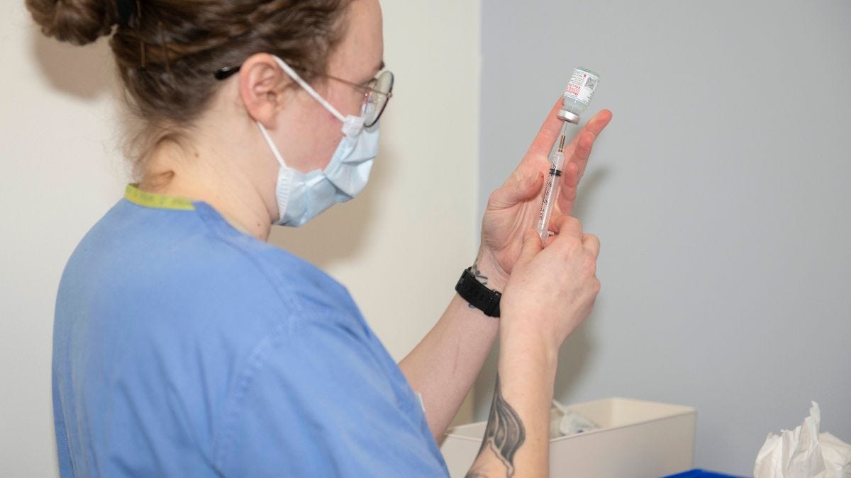 "Honderden meldingen van epileptische aanvallen na coronaprik: Lareb negeert het signaal!"