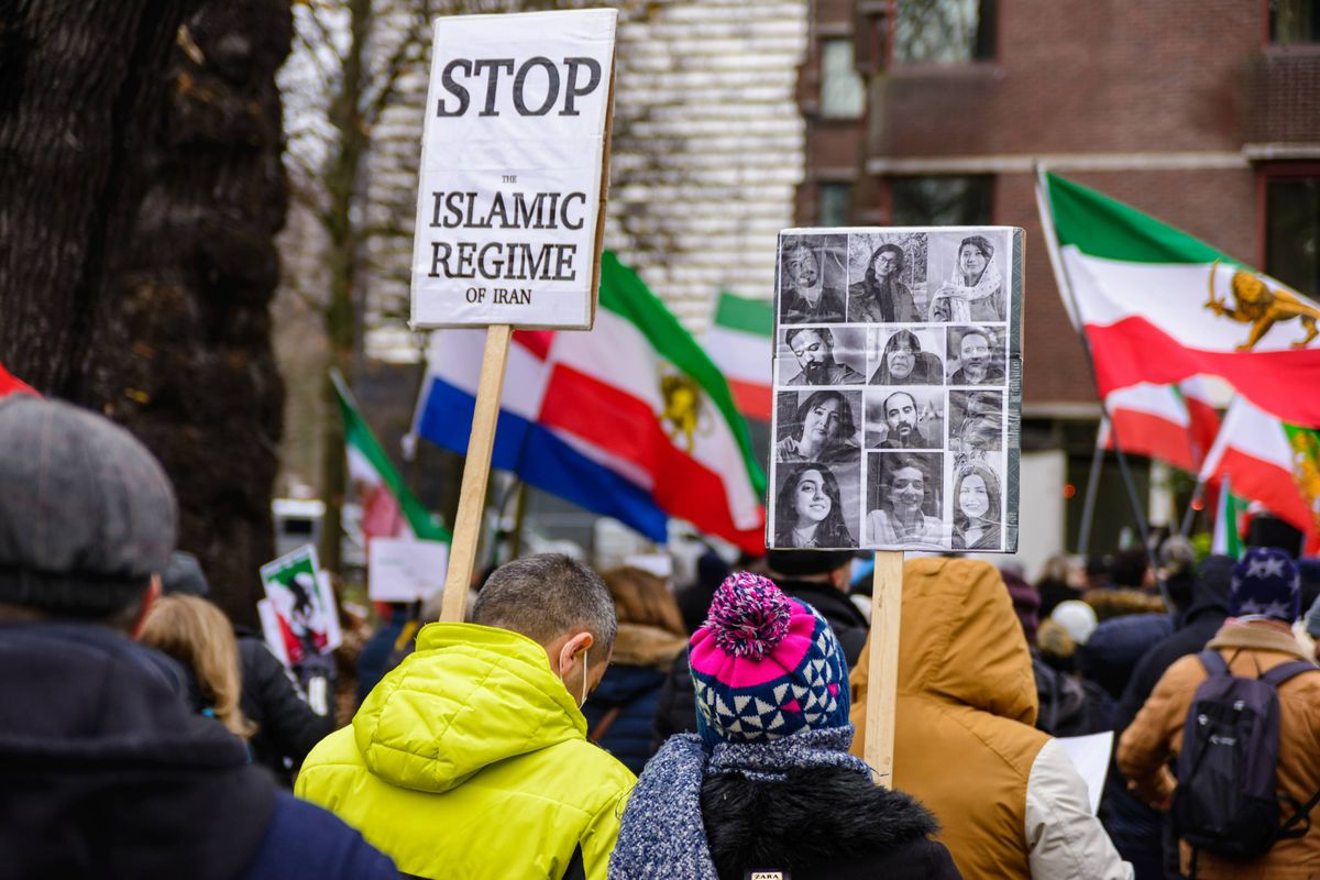 Iraniërs zijn volgens VVD’er Ellian “hier niet langer veilig”: Iraanse ambassadeur moet vertrekken.