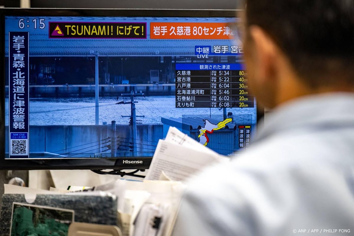 Japan waarschuwt voor nieuwe bevingen, trekt tsunami-alarm in.