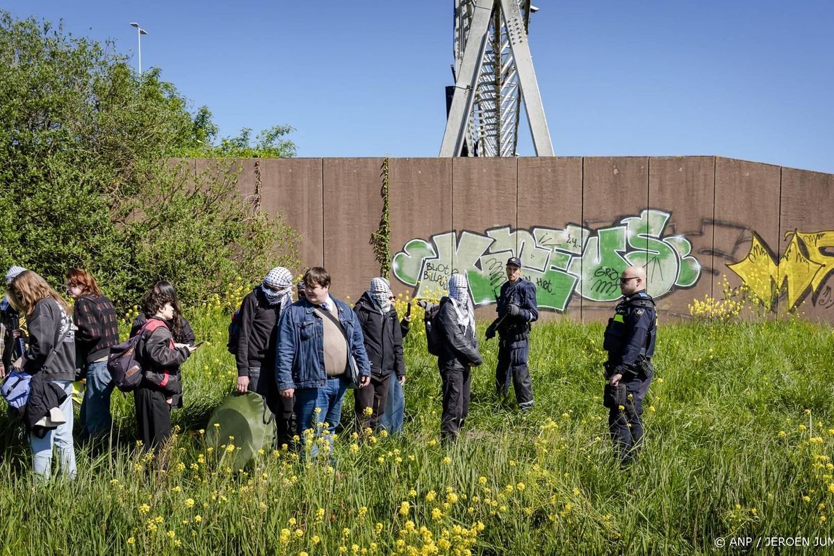Klimaatdemonstranten XR lopen A12 op bij De Meern.