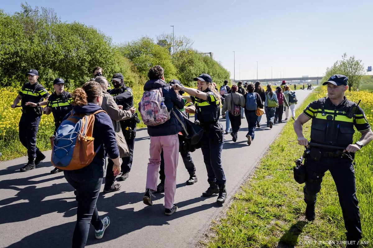 Klimaatdemonstranten XR proberen A12 te betreden bij De Meern.