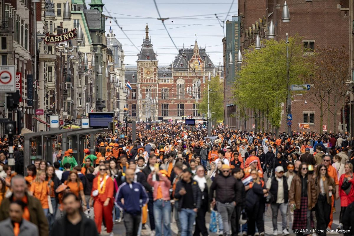 Koningsdag Amsterdam verloopt vooralsnog zonder excessen.