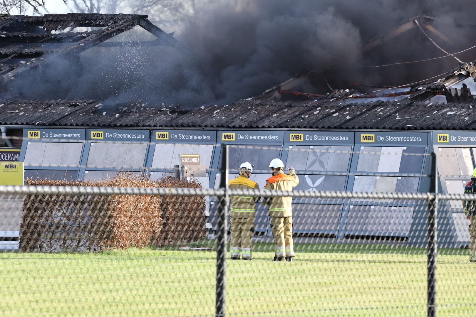Loods volledig verwoest door brand, brandweer laat pand gecontroleerd uitbranden