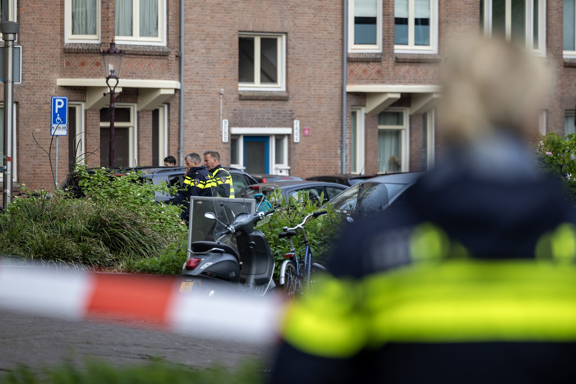 Man ernstig gewond na schietpartij, omgeving afgezet