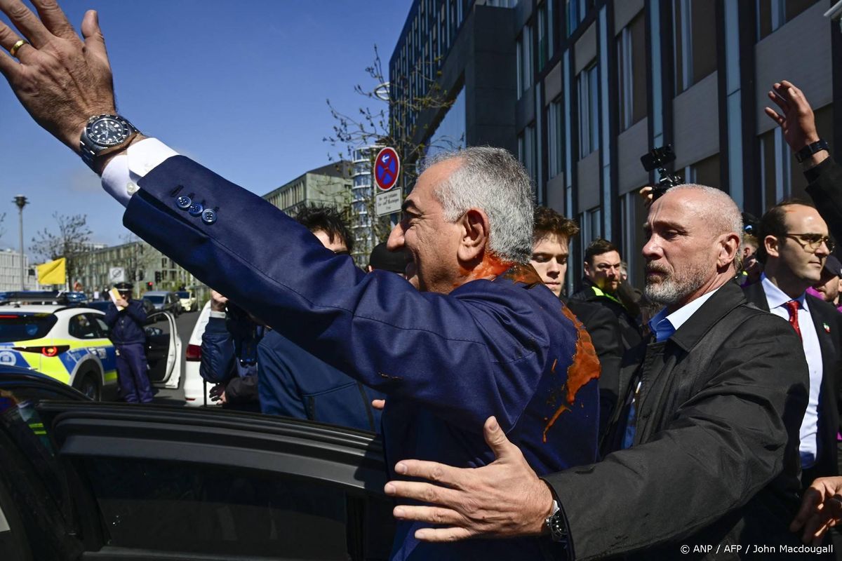 Man gooit vloeistof naar ex-kroonprins Iran in Berlijn.