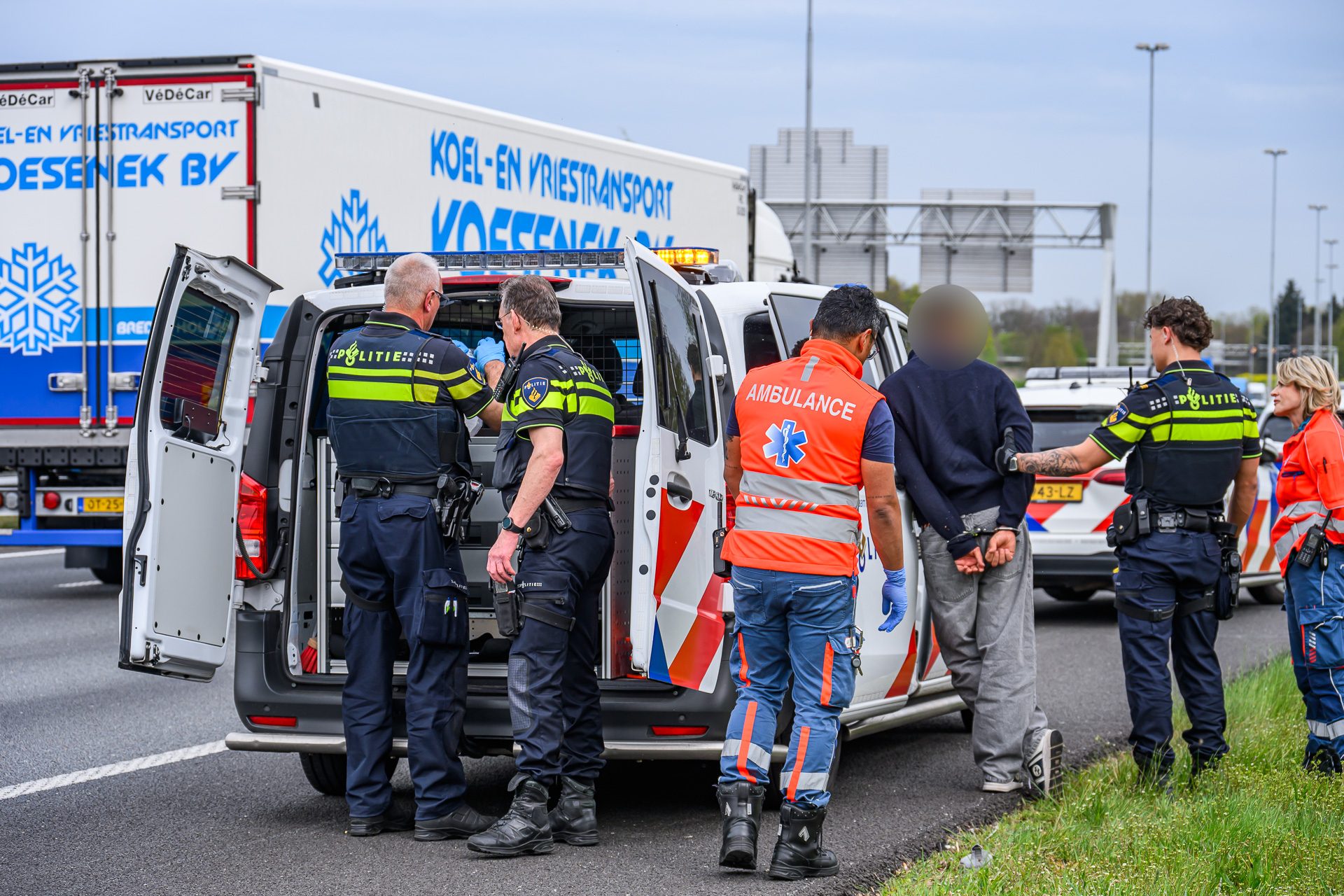 Man weigert uit gecrashte auto te stappen, politie slaat ruit in