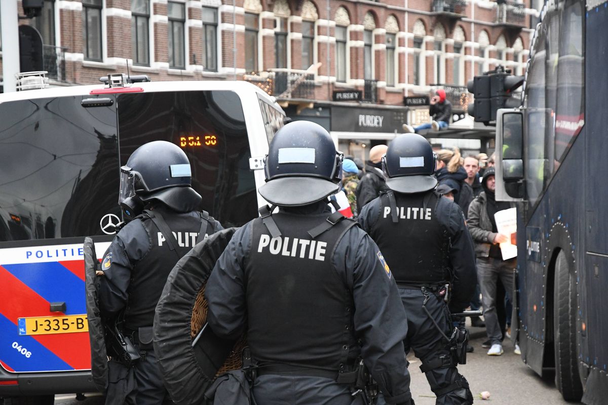 ME slaat burgers met lange lat in Loosdrecht: absurde charges tegen AZC-protest – beelden schokken Nederland.