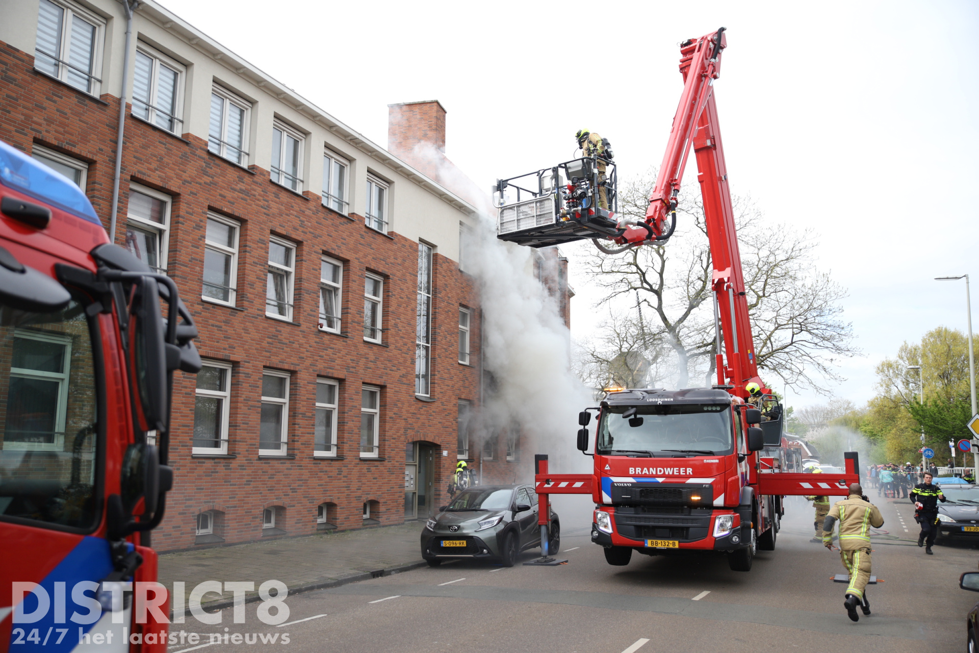 Meerdere dieren en personen gered bij felle uitslaande woningbrand Kapelaan Meereboerweg Den Haag