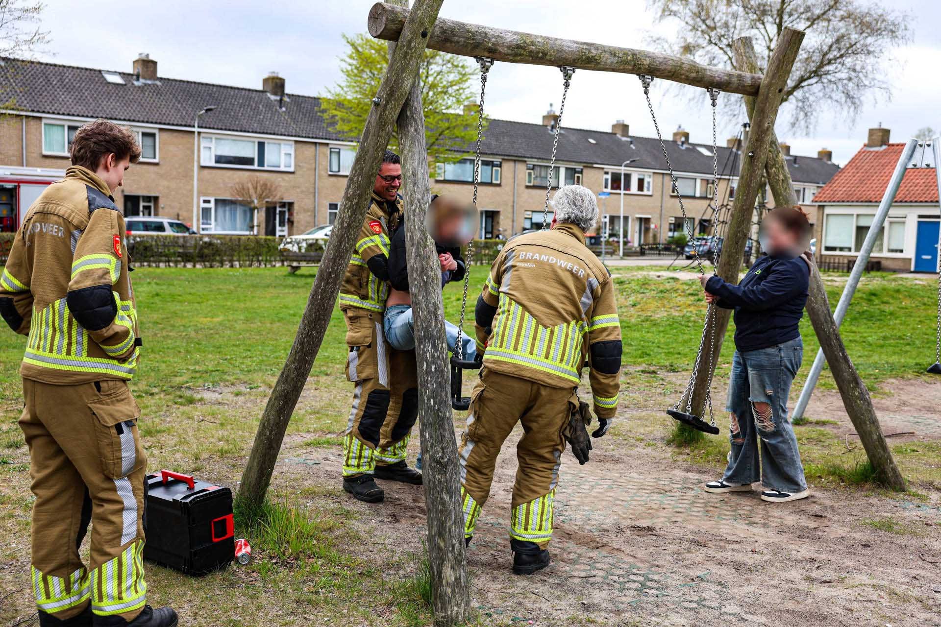 Meisje (17) zit anderhalf uur vast in schommel