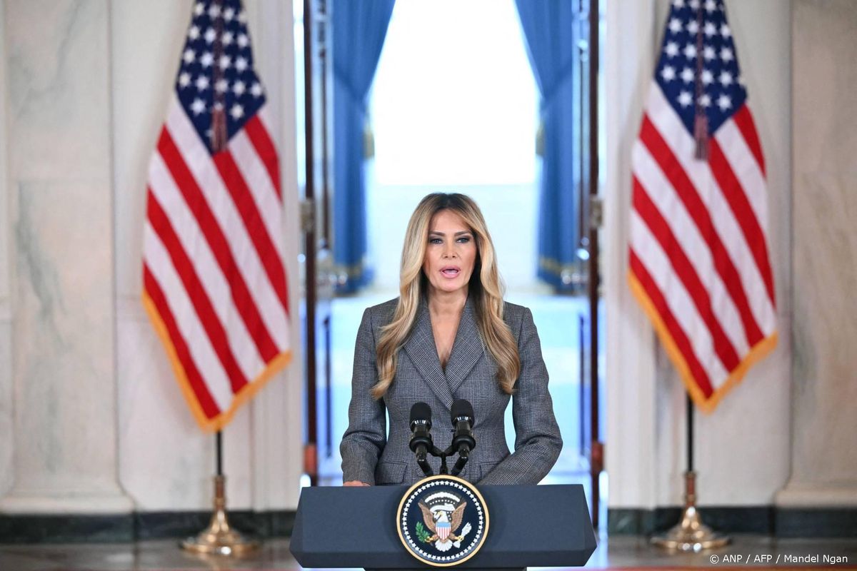 Melania Trump ontkent banden met Epstein.