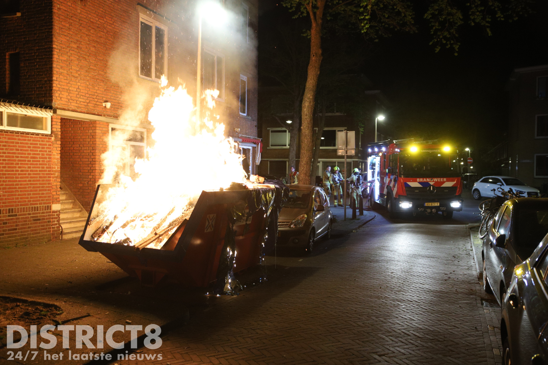 Metershoge vlammen bij in brand gestoken afvalcontainer Leersumstraat Den Haag