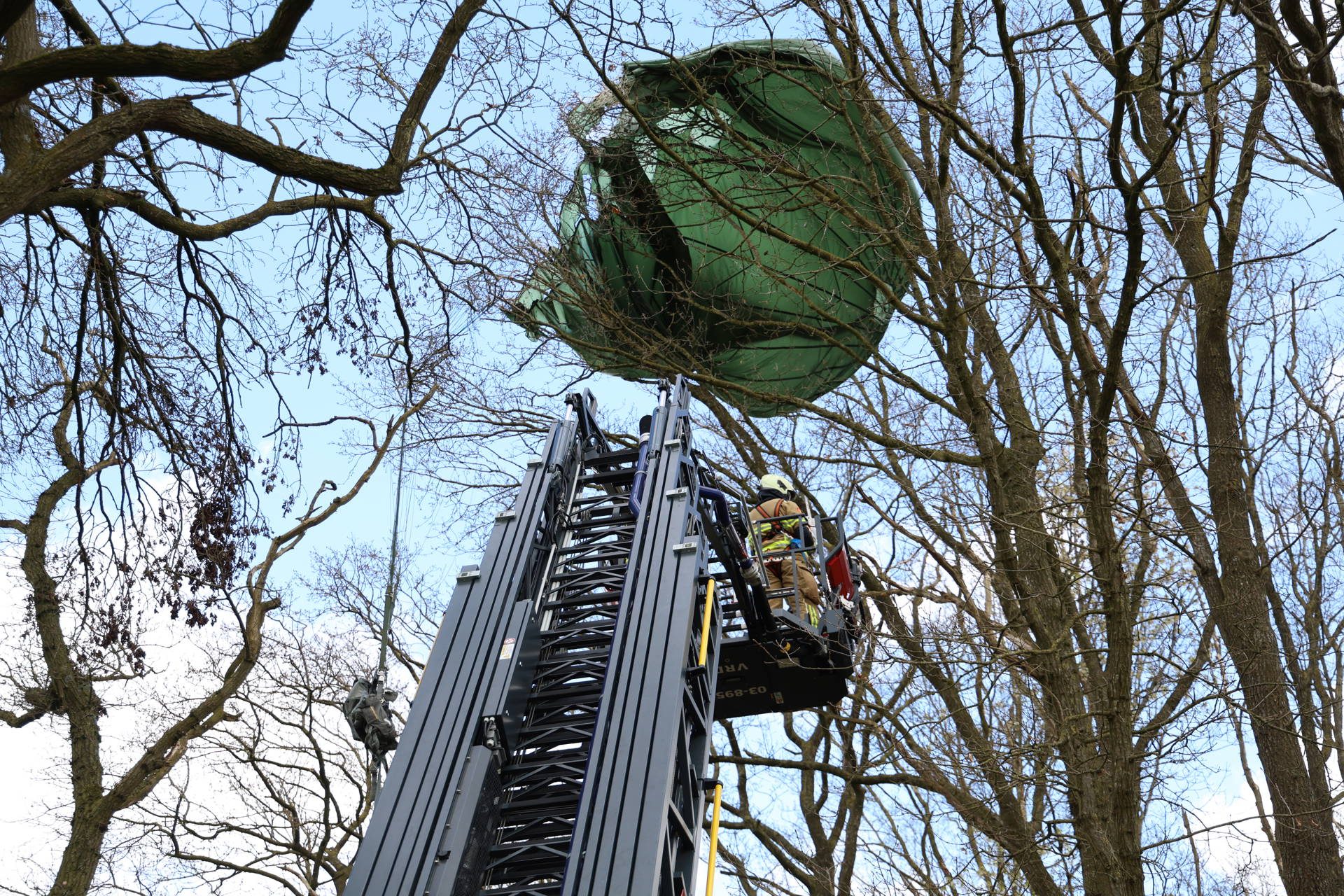 Militair belandt met parachute in boom tijdens herdenking